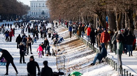 Winterjacke, Schal, Mütze, Handschuhe: Bei eisigen Temperaturen sollte man sich in Bayern weiter warm einpacken. / Foto: Sven Hoppe/dpa