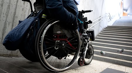 Fast die Hälfte der Bahnhöfe in Bayern ist nicht barrierefrei. (Symbolbild) / Foto: Sven Hoppe/dpa