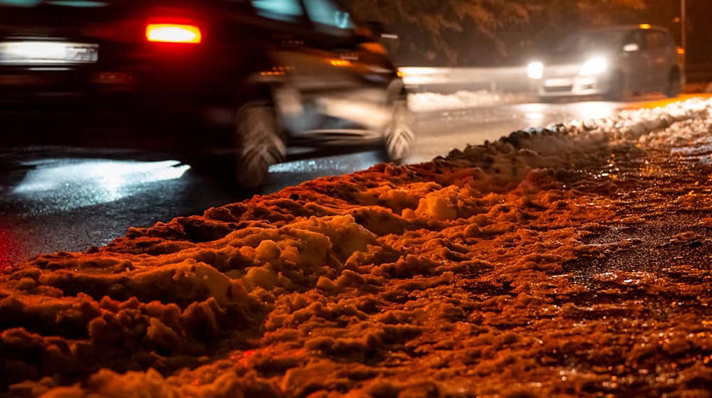 In Bayern bleibt es weiter glatt durch Eis und Schnee. / Foto: Daniel Vogl/dpa