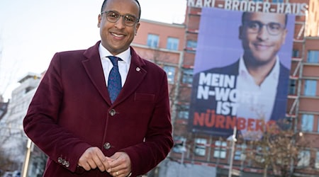 Nasser Ahmed hat nach eigenen Angaben seit der Bekanntgabe seiner Kandidatur Anfeindungen erlebt. Das Plakat sei eine Reaktion darauf, sagt er.  / Foto: Daniel Karmann/dpa