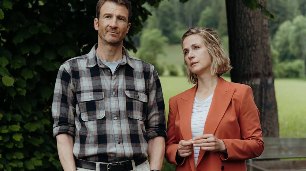 Hans Gruber (Heiko Ruprecht) und Julia Andermatt (Nathalie Schott) in einer Szene der erste Folge der 19. Staffel der Fernsehreihe «Der Bergdoktor» (undatierte Filmszene). / Foto: Sabine Finger Fotografie/ZDF/dpa