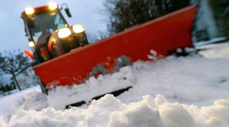 Auf schneebedeckten Straßen haben sich in Bayern zahlreiche Unfälle ereignet. / Foto: Pia Bayer/dpa