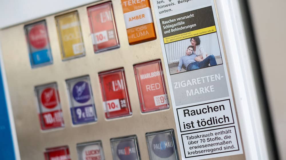 In Franken erbeuteten Unbekannte mit der Sprengung eines Zigarettenautomaten Geld und Ware im Wert von 1.500 Euro. (Symbolbild) / Foto: Jan Woitas/dpa