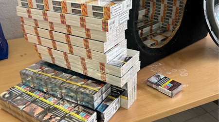 7.800 Zigaretten fanden Zollbeamte in einer Musikbox bei einer Kontrolle auf der Autobahn 3 im Landkreis Deggendorf. / Foto: -/Hauptzollamt Landshut/dpa