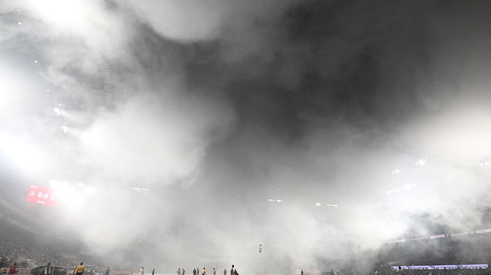 Pyrotechnik sorgte in Köln für eine zehnminütige Unterbrechung. / Foto: Federico Gambarini/dpa
