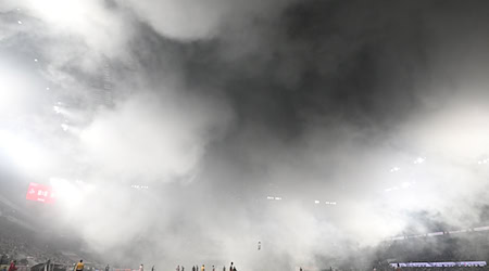 Pyrotechnik sorgte in Köln für eine zehnminütige Unterbrechung. / Foto: Federico Gambarini/dpa
