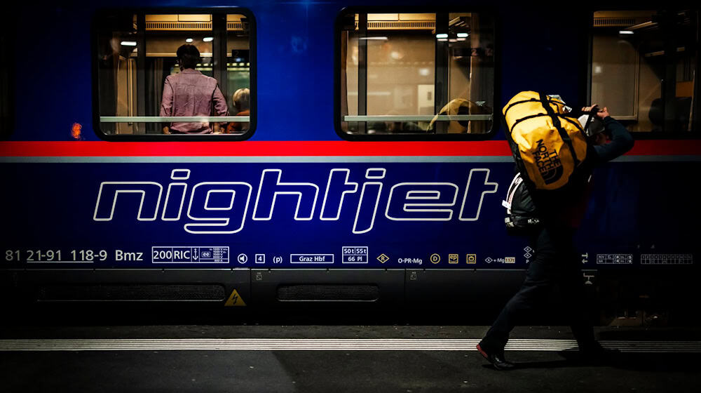 Zwei Nachtzüge standen in Franken für mehrere Stunden still, nachdem sie mit einer Streusalzkiste zusammengestoßen waren. (Symbolbild) / Foto: Michael Buholzer/KEYSTONE/dpa