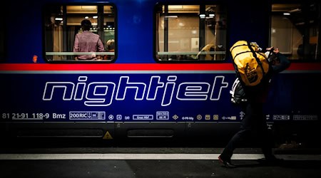 Zwei Nachtzüge standen in Franken für mehrere Stunden still, nachdem sie mit einer Streusalzkiste zusammengestoßen waren. (Symbolbild) / Foto: Michael Buholzer/KEYSTONE/dpa