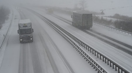 Auf der Autobahn 7 musste der Schnee geräumt werden. (Symbolbild) / Foto: Lars Penning/dpa