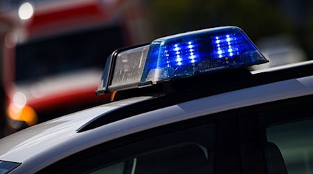 Bei einem Zusammenstoß zweier Autos sind zwei Menschen schwer verletzt worden. Die Polizei sucht Unfallzeugen. (Symbolbild) / Foto: Moritz Frankenberg/dpa