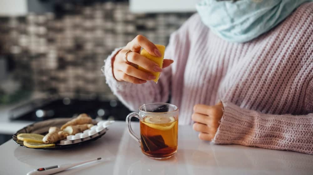 Kräuter- und Ingwertee mit Zitrone gehört in Bayern zu den klassischen Hausmitteln bei Erkältung. / Foto: artursafronovvvv auf freepik.com