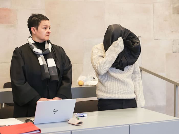 Die Verteidigerin forderte in ihrem Plädoyer, die 19-Jährige wegen Totschlags zu einer Jugendstrafe von nicht mehr als fünf Jahren zu verurteilen. (Archivbild) / Foto: Daniel Löb/dpa