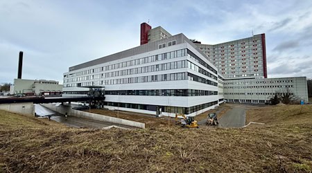 In das neue Zentrum für Intensivmedizin neben dem Augsburger Uniklinikum wurden 190 Millionen Euro investiert. / Foto: Ulf Vogler/dpa