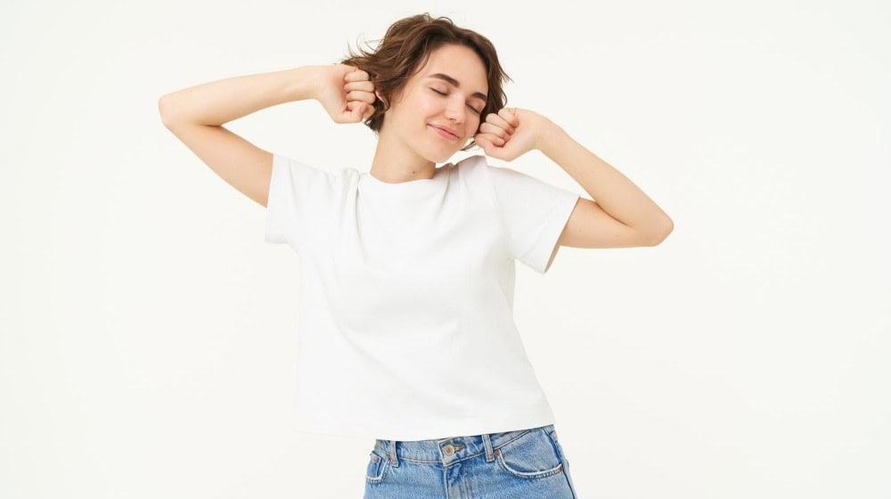 Ein schlichtes Baumwoll-T-Shirt gehört zu den vielseitigsten Basics im Kleiderschrank. / Foto: benzoix auf freepik.com