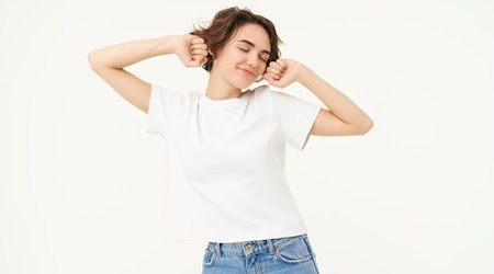 Ein schlichtes Baumwoll-T-Shirt gehört zu den vielseitigsten Basics im Kleiderschrank. / Foto: benzoix auf freepik.com