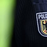 Die Bundespolizei stellte bei einer Durchsuchung des 20-Jährigen den verbotenen Schlagring fest. (Symbolbild) / Foto: Katharina Kausche/dpa