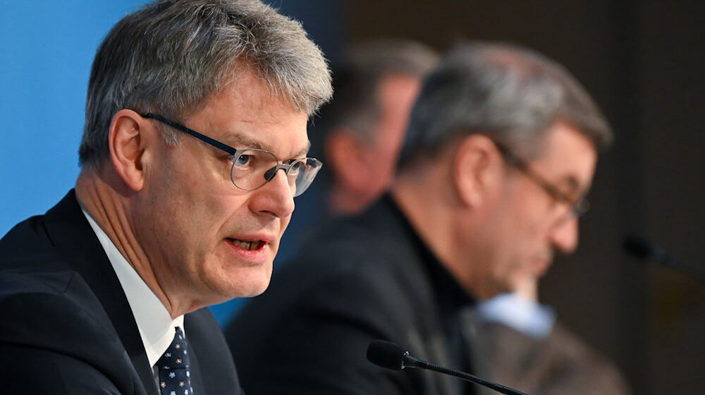 Bundesverkehrsminister Patrick Schnieder brachte auch viel Geld nach Bayern mit. / Foto: Sven Hoppe/dpa