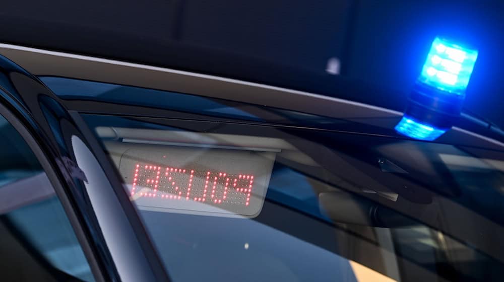 Die Polizei findet in einem Wohnhaus in Oberfranken eine tote 75-Jährige und nimmt daraufhin den Ehemann fest. (Symbolbild) / Foto: Hendrik Schmidt/dpa-Zentralbild/ZB