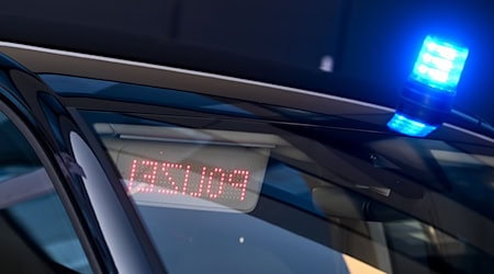 Die Polizei findet in einem Wohnhaus in Oberfranken eine tote 75-Jährige und nimmt daraufhin den Ehemann fest. (Symbolbild) / Foto: Hendrik Schmidt/dpa-Zentralbild/ZB