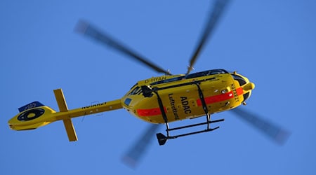Ein Hubschrauber der ADAC Luftrettung fliegt am Himmel. (Archivbild) / Foto: Robert Michael/dpa