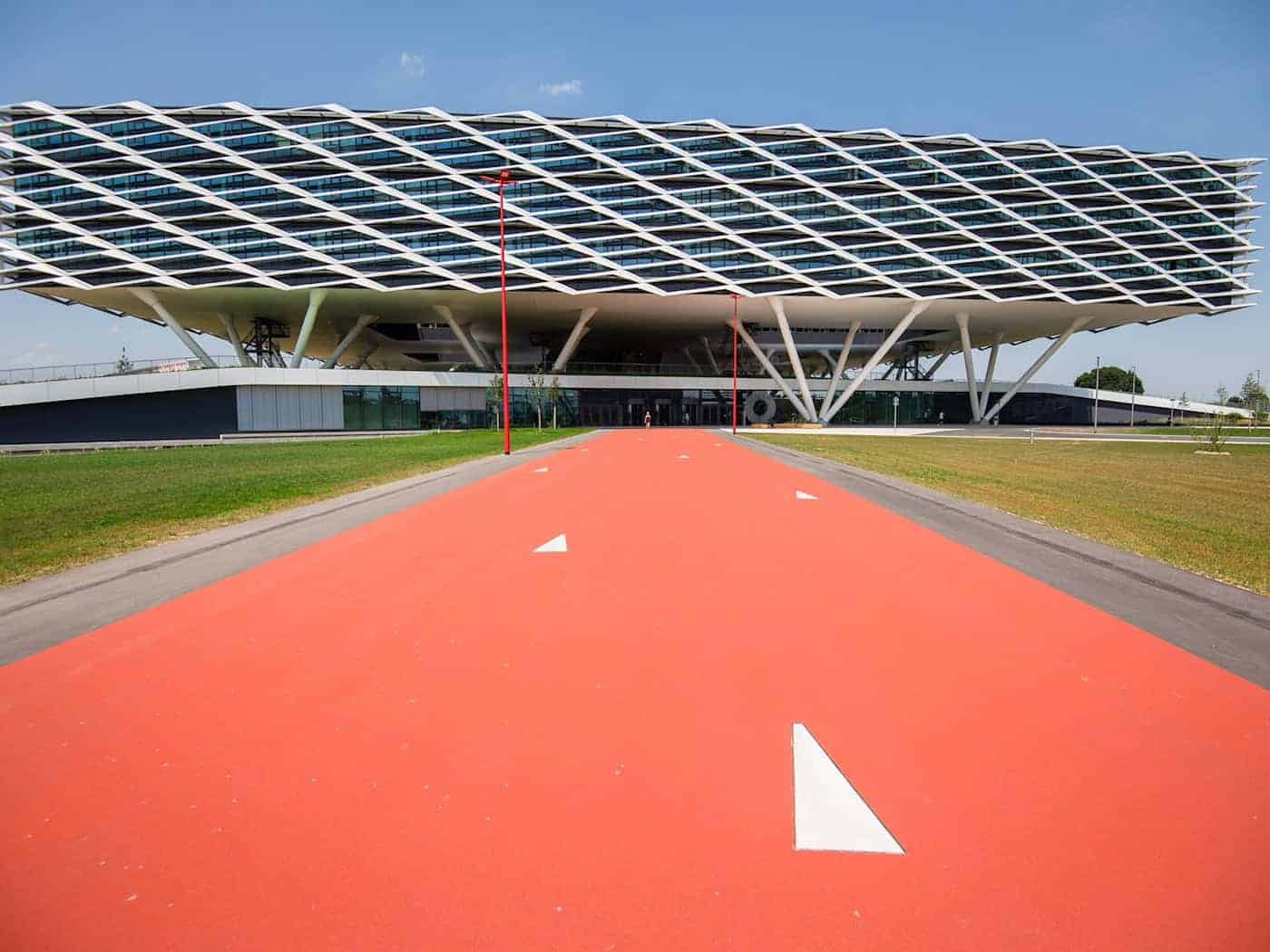 Der Adidas-Campus am Firmensitz in Herzogenaurach - das Unternehmen hatte befürchtet, das Areal könnte durch die Trassenführung einer Drei-Städte-Bahn durchschnitten werden. (Archivbild) / Foto: Nicolas Armer/dpa