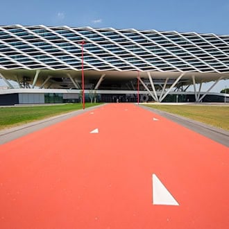 Der Adidas-Campus am Firmensitz in Herzogenaurach - das Unternehmen hatte befürchtet, das Areal könnte durch die Trassenführung einer Drei-Städte-Bahn durchschnitten werden. (Archivbild) / Foto: Nicolas Armer/dpa