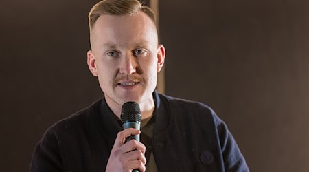 Maximilian Märkl, Sprecher der Identitären Bewegung Deutschland, trat kürzlich an der Seite von IB-Führungsfigur Martin Sellner in Brandenburg auf.  / Foto: Frank Hammerschmidt/dpa