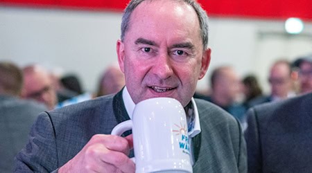 Freie-Wähler-Chef Hubert Aiwanger redet eigentlich immer frei - Redemanuskripte nutzt er praktisch nie.  / Foto: Armin Weigel/dpa