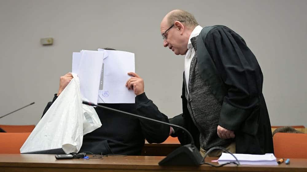 Der Student verbarg sein Gesicht zu Beginn des Prozesses. / Foto: Malin Wunderlich/dpa