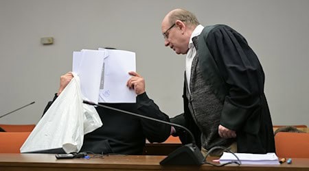 Der Student verbarg sein Gesicht zu Beginn des Prozesses. / Foto: Malin Wunderlich/dpa