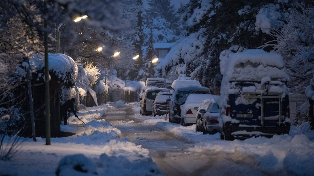 Schnee und Glätte sorgen weiterhin für Probleme auf den Straßen Bayerns. / Foto: Lukas Barth-Tuttas/dpa