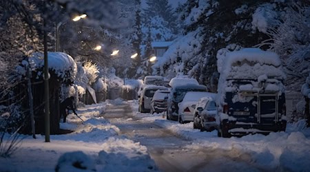 Schnee und Glätte sorgen weiterhin für Probleme auf den Straßen Bayerns. / Foto: Lukas Barth-Tuttas/dpa