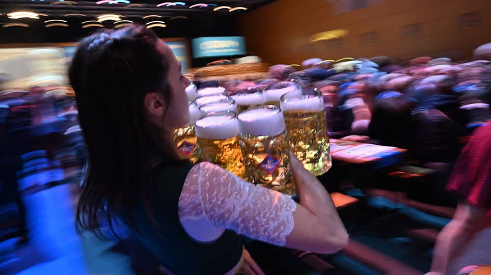 Bier gehört für die meisten Besucher der Aschermittwochveranstaltungen einfach dazu - böse Zungen behaupten, dass auch deswegen die Stimmung vielerorts so gut ist. (Archivbild) / Foto: Peter Kneffel/dpa