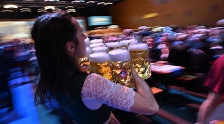 Bier gehört für die meisten Besucher der Aschermittwochveranstaltungen einfach dazu - böse Zungen behaupten, dass auch deswegen die Stimmung vielerorts so gut ist. (Archivbild) / Foto: Peter Kneffel/dpa