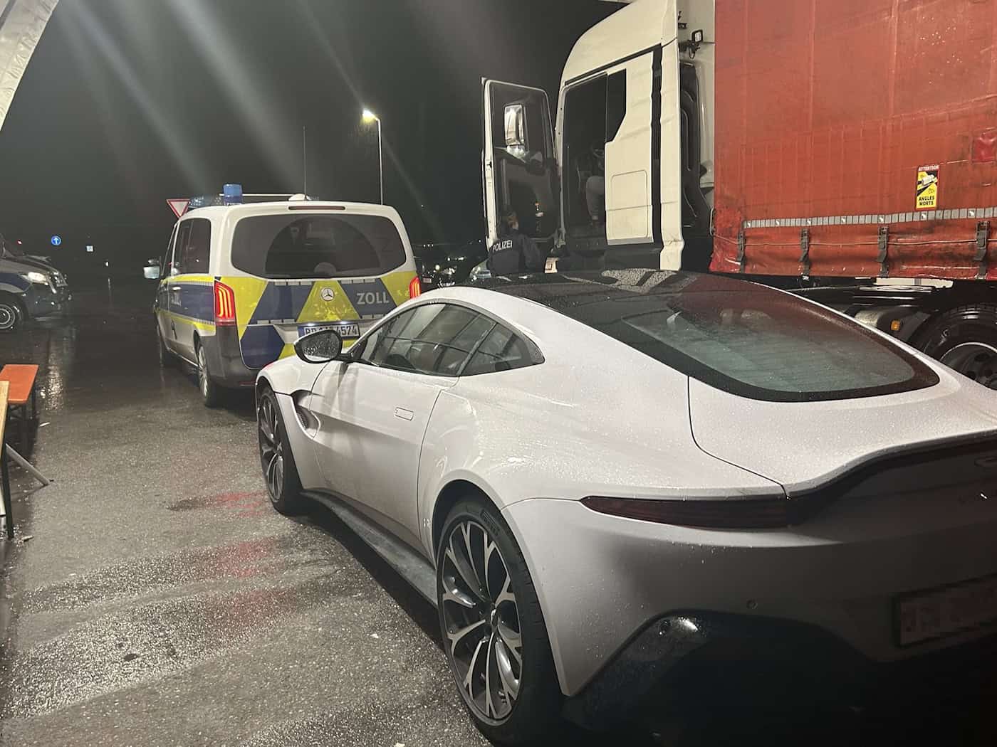 Weil der Fahrer seinen Aston Martin nicht für die Einfuhr in die EU angemeldet hatte, musste er den Wagen abgeben, bis er die Zollgebühren in Höhe von 23.000 Euro bezahlen konnte.  / Foto: -/Hauptzollamt Ulm/CCBY/dpa
