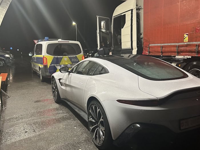 Weil der Fahrer seinen Aston Martin nicht für die Einfuhr in die EU angemeldet hatte, musste er den Wagen abgeben, bis er die Zollgebühren in Höhe von 23.000 Euro bezahlen konnte.  / Foto: -/Hauptzollamt Ulm/CCBY/dpa