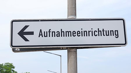 Bayerns Innenminister sieht eine erste Entlastung für die Kommunen bei der Asyl-Unterbringung. (Archivbild) / Foto: Daniel Löb/dpa