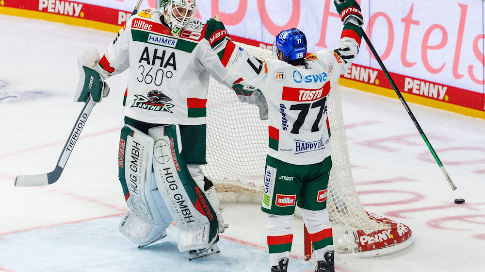 Goalie Markus Keller (l) ist wieder zurück auf dem Eis. (Archivbild) / Foto: Andreas Gora/dpa