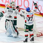 Goalie Markus Keller (l) ist wieder zurück auf dem Eis. (Archivbild) / Foto: Andreas Gora/dpa