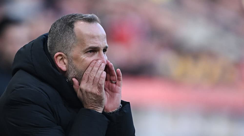 Macht den Video-Assistenten mitverantwortlich für die Niederlage in Mainz: Augsburgs Trainer Manuel Baum. / Foto: Florian Wiegand/dpa