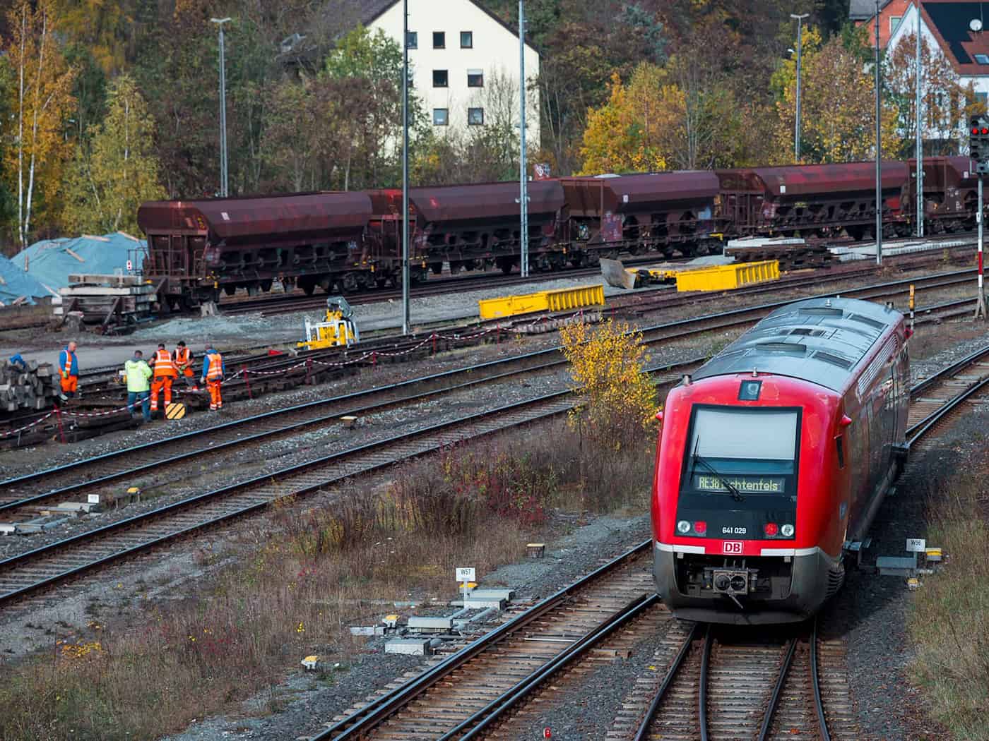 Nordbayern wartet auf die Elektrifizierung der Franken-Sachsen-Magistrale. (Archivbild) / Foto: Daniel Vogl/dpa