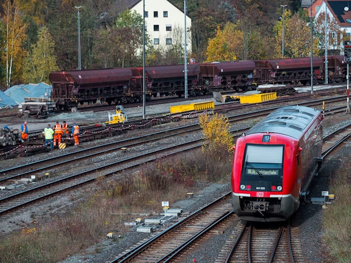 Nordbayern wartet auf die Elektrifizierung der Franken-Sachsen-Magistrale. (Archivbild) / Foto: Daniel Vogl/dpa