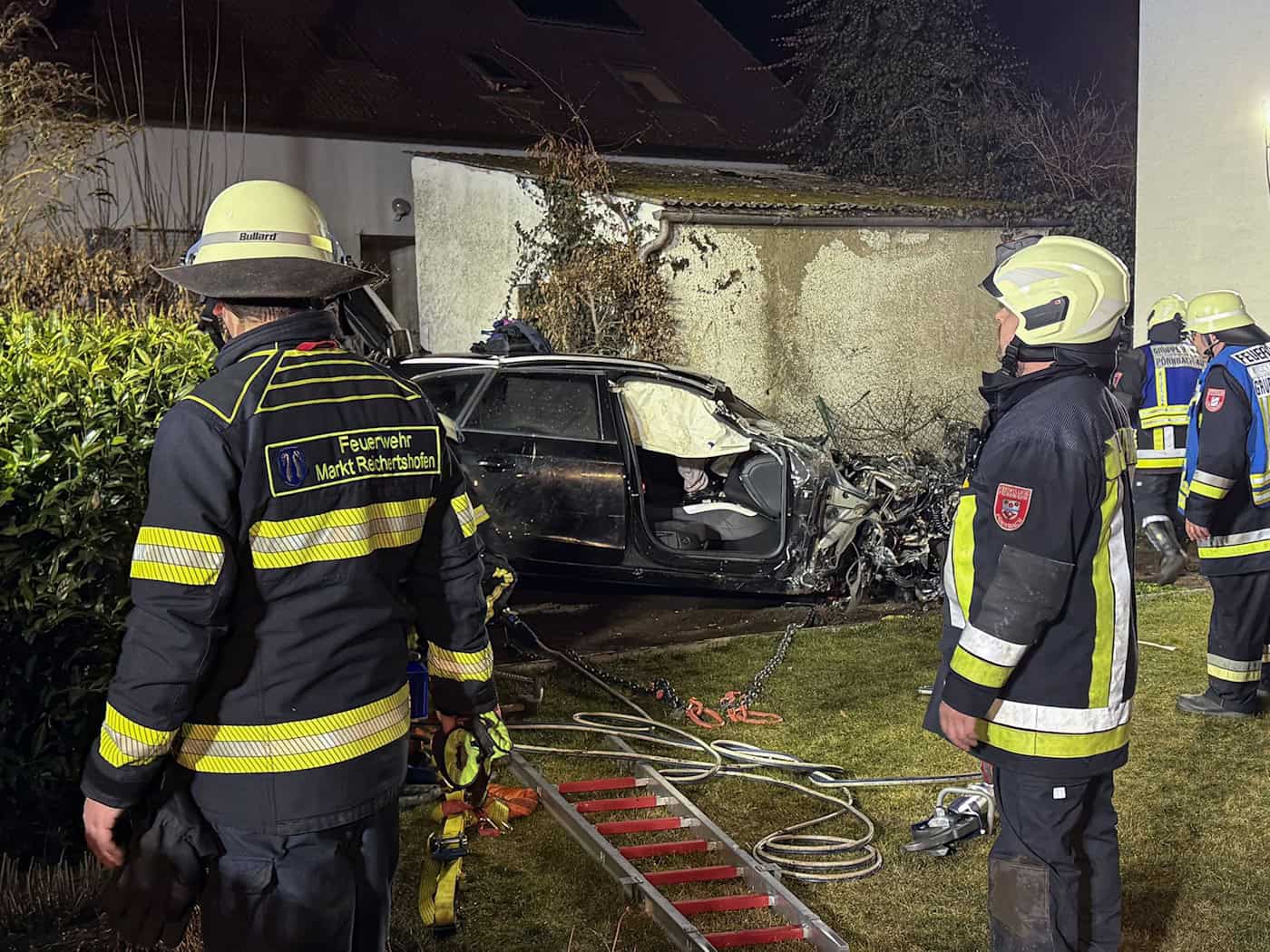 Das Auto hat sich nach Polizeiangaben mindestens einmal überschlagen. / Foto: Vifogra / Friedrich/Vifogra GmbH/dpa