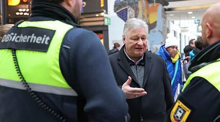 Martin Burkert nahm am Nürnberger Bahnhof an der Schweigeminute für den getöteten Zugbegleiter teil.  / Foto: Daniel Löb/dpa