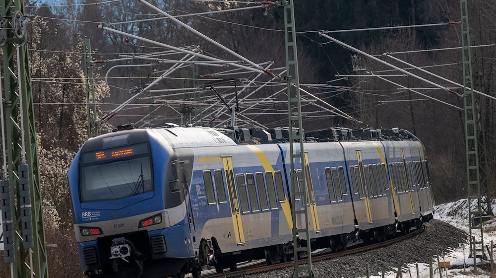 Aufgrund von Bauarbeiten kommt es bei Zügen der Bayerischen Regiobahn zu Verspätungen und Ausfällen von Haltestellen. (Symbolbild) / Foto: Peter Kneffel/dpa