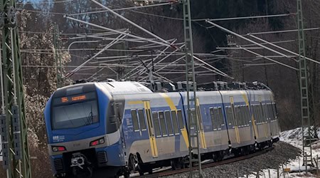 Aufgrund von Bauarbeiten kommt es bei Zügen der Bayerischen Regiobahn zu Verspätungen und Ausfällen von Haltestellen. (Symbolbild) / Foto: Peter Kneffel/dpa