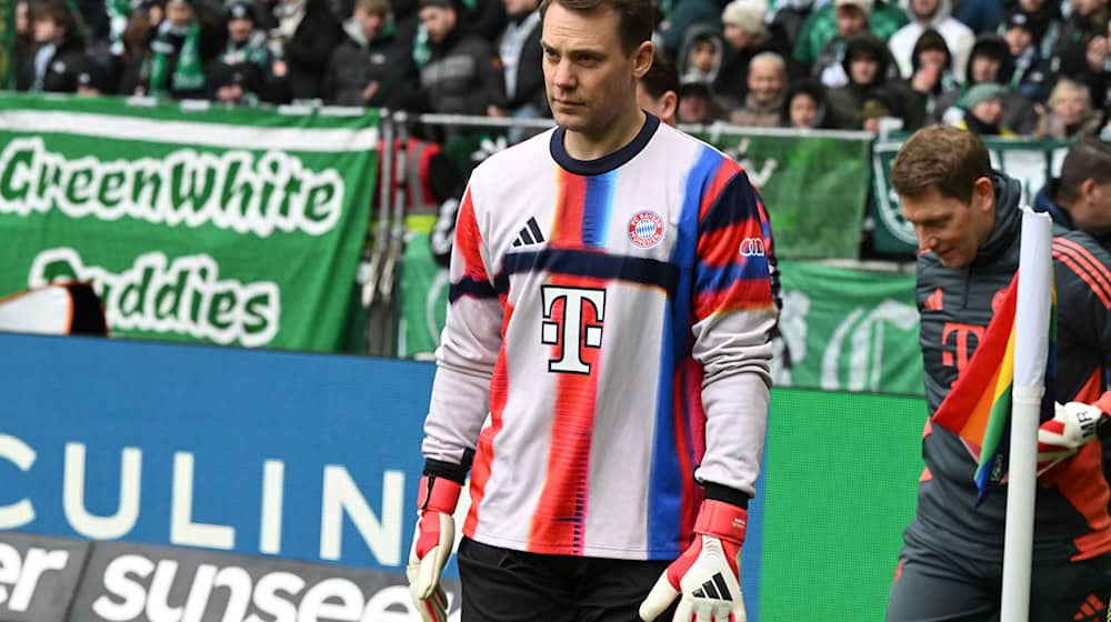 Manuel Neuer, hier beim Aufwärmen in Bremen, fällt mit einer Wadenverletzung aus. / Foto: Carmen Jaspersen/dpa