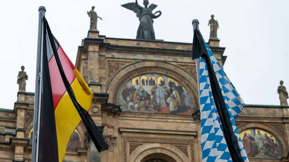 Nach dem Tod der früheren Bundestagspräsidentin Rita Süssmuth hat Bayerns Ministerpräsident Markus Söder (CSU) Trauerbeflaggung angeordnet. (Symbolbild) / Foto: Stefan Puchner/dpa