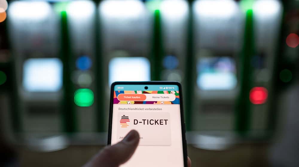 Gibt es in Bayern bald ein ermäßigtes Deutschlandticket für alle Schüler? (Archivbild) / Foto: Fabian Strauch/dpa