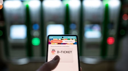 Gibt es in Bayern bald ein ermäßigtes Deutschlandticket für alle Schüler? (Archivbild) / Foto: Fabian Strauch/dpa